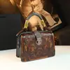 2026 Nuevo Bolso de Mano Elegante Vintage con Relieve Floral y Asa de Bambú Cuero Genuino Gran Capacidad Bolso de Mujer Estilo Étnico para Mujeres de Mediana Edad