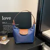 Nova bolsa tote casual para o dia a dia 2026, tecido de nylon feminino, moderna e versátil, pode ser carregada na mão, usada como bolsa de ombro ou transpassada no corpo