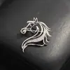 Nova Broche de Cavalo do Zodíaco para o Ano de Nascimento, Design Único para Homens e Mulheres, Alfinete Vazado, Luxo Leve, Sensação de Alto Padrão, Lapela
