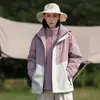 Chaqueta Tres en Uno Estilo Bai Xihe para Hombre Senderismo Camping Impermeable Casual Dos Piezas Chaqueta para Mujer Compra Grupal Estampado