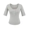 Camiseta Henley cinza sexy estilo americano de manga média com botões para mulheres, top casual curto de verão que afina e valoriza o corpo, com design ombro a ombro.