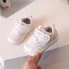 Zapatillas Nuevas de Estilo Otoño 2025 para Niños Suela Suave Antideslizantes Zapatos para Primeros Pasos Infantil y Niño Pequeño Cuero Casual Versátiles para Niñas