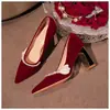 Sapatos de Noiva de Engajamento Pérola Estilo Francês 2025 Sapatos de Noiva para Mulheres, Salto Grosso Confortável Bico Fino Salto Alto Tradicional para Vestido Qipao