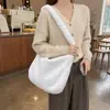 Nuevo bolso de hombro de felpa con estampado de diamantes para otoño e invierno, con un estilo relajado, gran capacidad y que se puede llevar debajo del brazo o como bolso cruzado.; una opción suave y versátil para mujeres