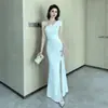 Vestido de Noche Negro de un Solo Hombro 2026 Estilo Nuevo Gama Alta Lujo Ligero Estilo Nicho Vestido de Cola de Pez con Abertura para Anfitriona