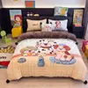 2026 Nuevo Estilo de Pompón Engrosado Estampado Formato Grande Dibujos Animados Alto Gramaje Leche Polar Conjunto de Tres Piezas Conjunto de Cuatro Piezas Sábana Cama Cama