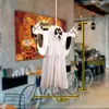 Montagem de cena temática de Halloween, pingentes de fantasma, decorações penduradas, casa mal-assombrada, adereços de atmosfera de terror para fotografia