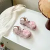 Sapatos de Princesa com Flores para Meninas Sandálias de Praia Abertas para Meninas Verão 2025 Novos Sandálios Franceses Infantis de Solado Macio Antiderrapantes