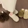Chinelos peludos brancos para mulheres, estilo outono e inverno 2026, de calçar, bico fechado, design de meia-chinelo, chinelos de algodão quentes e forrados com fleece