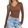 Camiseta feminina de manga comprida com decote em V, estilo europeu e americano, modelagem que afina a silhueta. Confeccionada em seda de leite com forro interno de alta qualidade.