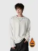 Camiseta elegante de manga larga de alta gama con hebillas metálicas de remaches para hombre, diseñada para el invierno, con un estilo urbano y base interior afelpada