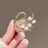 Broche de cisne de alta gama nicho hebilla de toalla de seda para mujer corsage de aleación todo partido estilo pequeño fragante rhinestone alta gama venta al por mayor
