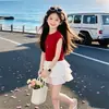 Moda de Verão Estilo Coreano 2026 para Meninas Mais Velhas, Meninas Pequenas Estilosas, Camiseta Vermelha de Manga Curta, Saia Curta Branca Estilo Bolo