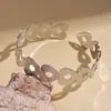 Pulsera Abierta Metálica con Patrón de Corazón Hueco Cruzado Europea y Americana, Simple, Ecológica, de Nicho, Joyería de Moda de Gama Alta