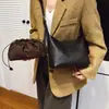 Bolso Cubo Sencillo para Mujer 2025 Nuevo Modelo Gran Capacidad para Viajes Diarios Casual Invierno Retro Bolso de Hombro con un Toque de Alta Gama