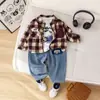 Camisas Masculinas Estilosas de Xadrez Soltas de Manga Longa para Primavera e Outono, Novos Conjuntos Casuais de Camisas e Jeans para Bebês Meninos 2026