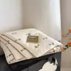 Manta de algodón tejida con patrón de nubes de grado A para otoño e invierno, adecuada para camas individuales o dobles, lavable a máquina, suave y cómoda para dormir, engrosada para abrigar, e ideal para primavera, otoño e invierno