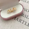 Pendientes de aro lisos con textura brillante del mismo estilo de la bloguera coreana Fever, pendientes irregulares simples y únicos