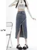 Saia Jeans Feminina de Cintura Alta Emagrecedora com Fenda Lateral Irregular, Borda de Pelo Retro de Primavera, Saia em Linha A de Comprimento Médio
