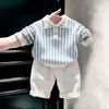 Conjunto Estilo Académico para Niños Estilo Coreano Primavera y Otoño 2026 Nuevo Suéter de Punto Rayado Azul Pantalones Casuales Blancos para Niños