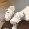 Tênis Branco-Creme Flat White para Mulheres, Versátil de Nicho 2026 Novo Chique Plataforma Primavera Tênis, Sapatos Casuais Esportivos