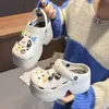 2026 Nuevos Zapatos con Agujeros para Mujer Verano Tacón Alto Exteriores Suela Gruesa Antideslizantes Sensación de Pisar Caca Sandalias de Punta Cerrada para Playa Mujeres