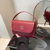 Bolsas Bolsa Feminina 2024 Primavera e Verão Nova Retro Cor Sólida Moda Bolsa de Mão Feminina Elegante Pequena Quadrada para o Dia a Dia