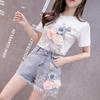 Nova Estação de Verão Feminina Europeia Camiseta de Manga Curta com Bordado de Lantejoulas e Flor Estereoscópica + Shorts Jeans Elegantes com Barra Desfiada