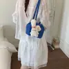 Bolsa Linda Super Popular Nicho Verano Elegante Bolso de Mano 2026 Estilo Coreano Viaje Versátil Bolsa Cuadrada Pequeña Bolso de Hombro Nuevo Estilo