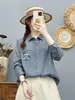 Moda Otoño 2026 Estilo Japonés Fresco Cuadros Bolsillo Bordado Flor Camisa de Manga Larga para Mujer Top Adelgazante