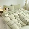 Juego de ropa de cama de cuatro piezas de terciopelo de leche con grabado ins sábana de tejido gofrado clase A funda de edredón de terciopelo coral faldón de cama textiles para el hogar juego de ropa de cama de tres piezas