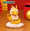 Gato da Sorte Segurando Lingotes de Ouro, Gato Acenando Automaticamente, Alimentado por Energia Solar, Estilo Chinês Moderno, Decoração Pequena para Carro, Enfeite de Carro, Decoração de Escritório, Atrator de Riqueza