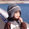 Gorro de Protección para Oídos Infantil Otoño e Invierno Aterciopelado Engrosado Lana Unisex Estudiantes de Primaria Tejido de Copos de Nieve Gorro con Bufanda Set de Dos Piezas