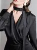 Camisa Elegante de Color Sólido con Cuello en V, Botones al Frente, Hombros Caídos, Mangas Largas y Cintura Plisada Adelgazante, Inspirada en el Diseño de Sitios Independientes de Amazon