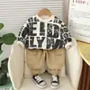 Estilo Novo de Primavera Conjunto de Duas Peças para Meninos com Estampa de Letras Gola Redonda Tops Calças Estampadas Moda Casual Fabricante Atacado