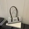 Otoño 2026 Nuevo Bolso Versátil Francés para Viajes Diarios Hombro Axila Bolso de Mano Exquisito para Mujer Bolso Baguette Bolso para Mujer al por Mayor