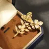Broche Exótico de Gama Alta Color Dorado con Incrustación de Piedras, Elegante y Exquisito Pin de Ramo, Estilo Femenino Anti-Exposición