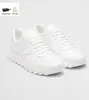 En Stock 2025 Moda Triángulo Micro-Logo Suela Gruesa Aumentador de Altura Zapatos de Papá Punta Redonda Con Cordones Versátiles Zapatillas Casuales