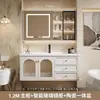 Sencillo tocador de baño rústico estilo francés, que incluye un mueble para lavabo y lavabo integrado