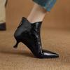 Botas Curtas de Couro Macio Estilo Francês com Bico Fino para Mulheres, Salto Baixo Kitten Heel com Corte em V Emagrecedor, Novo Estilo Primavera e Outono 2026, Botas de Cano Curto que Fazem os Pés Parecerem Menores