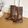 Sapatos de novas mulheres: botas femininas de couro que aumentam a altura, botas de montaria versáteis outono e inverno 2026, botas finas de bico redondo, botas longas de salto alto para mulheres