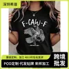 Camiseta de manga corta con un gráfico de cuervo y el texto "