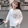 Camiseta Elegante de Algodão Puro com Manga Longa para Meninas, Novo Estilo Primavera/Outono para Crianças de Tamanho Médio a Grande, Versátil Casual, Gola Redonda, Camada Base, Tendência