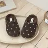 Chinelos com Faixa de Cabelo de Bolinhas Franceses para Meninas, Uso Externo, Outono/Inverno, Meio Chinelos em Camurça Maillard, Chinelos Infantis Mules Birkenstock com Solado Macio