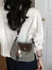 Mini Bolsa de Palha Tecida Estilo Flap Patchwork de Verão com Pompons para uma Viagem de Praia Estilosa