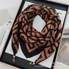 Novo Lenço Quadrado Pequeno Outono e Inverno com Pingente de Fivela Magnética com Letra Lenço Feminino Estilo Ocidental Aquecedor de Pescoço para Mãe