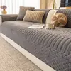 Cojín de sofá de felpa color crema invierno 2026 nuevo forma irregular cojín de asiento antideslizante resistente a los arañazos de gato funda de tela de una pieza toalla al por mayor