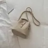 Bolso tejido de patrón de nicho vintage relajado, nuevo bolso cruzado para mujer otoño 2026, bolso de cubo de mano a la moda