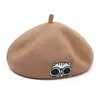 Boina de Lana para Mujer de Otoño e Invierno Bordado de Dibujos Animados Dulce y Linda Gorra de Pintor Gorro de Calabaza Literario Venta al por Mayor