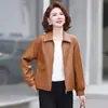 Abrigo de otoño para mujeres de mediana edad y mayores, chaqueta de cuero de color liso serie Maillard, a prueba de viento, rejuvenecedora, elegante chaqueta para madre